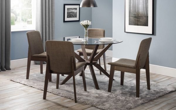 chelsea table with kensington chairs roomset